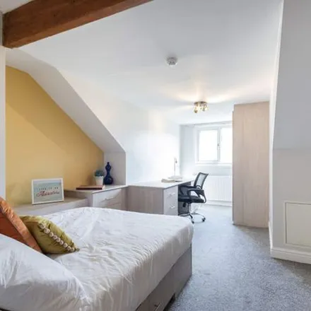 Rent this 5 bed duplex on 43A Church Wood Avenue in Leeds, LS16 5RQ