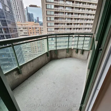 Image 2 - 655 Bay Street, Old Toronto, ON M5G 2K4, Canada - Apartment for rent