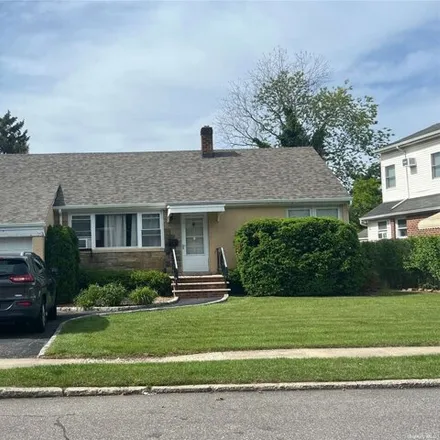 Rent this 3 bed house on 4 Lewis Lane in Syosset, NY 11791