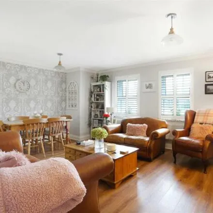 Image 1 - 5 Memory Cottages, Reigate Road, Burgh Heath, KT20 5NT, United Kingdom - Apartment for sale