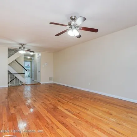 Image 4 - 108 Laguardia Avenue, New York, NY 10314, USA - House for rent