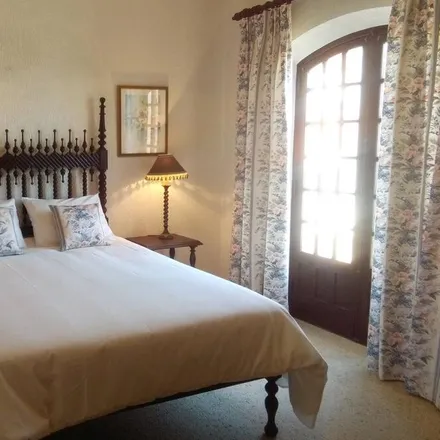 Rent this 3 bed house on Salir do Porto in Travessa do Apeadeiro, 2500-668 Caldas da Rainha