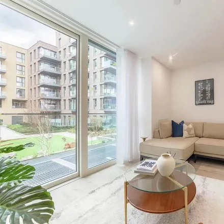 Rent this 4 bed townhouse on John Scott House in Springpark Drive, London