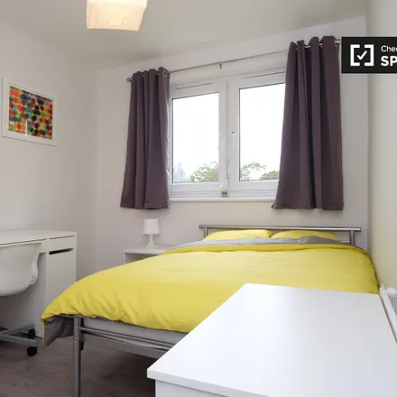 Rent this 4 bed room on 26 Cambridge Heath Road in London, E1 5RR