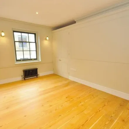 Image 4 - 2 Princelet Street, Spitalfields, London, E1 6QF, United Kingdom - Apartment for rent