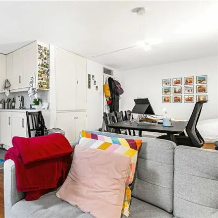 Image 2 - Gunnersbury Station, Wellesley Road, Strand-on-the-Green, London, W4 4BH, United Kingdom - Apartment for sale