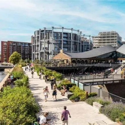 Image 4 - Gasholder Apartments, 1 Regent's Canal towpath, London, N1C 4BW, United Kingdom - Room for rent