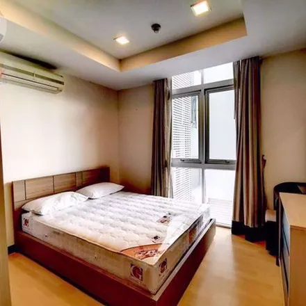 Rent this 3 bed apartment on Bangkok Mediplex in Soi Sukhumvit 42, Khlong Toei District