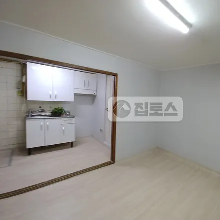 Rent this studio apartment on 서울특별시 서초구 잠원동 10-12