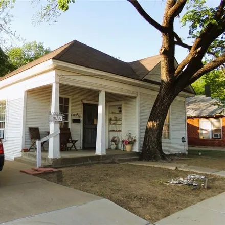 Image 1 - 1123 1/2 East Henderson Street, Cleburne, TX 76031, USA - House for sale