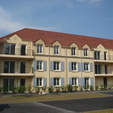 Rent this 2 bed apartment on 20 Rue de Chartres in 91410 Dourdan, France