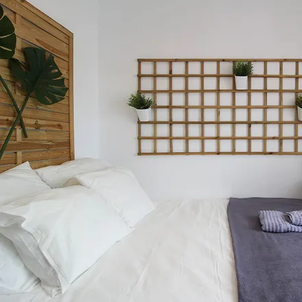 Rent this 2 bed apartment on Madrid in Fitz Burger, Calle de Gabriel Lobo