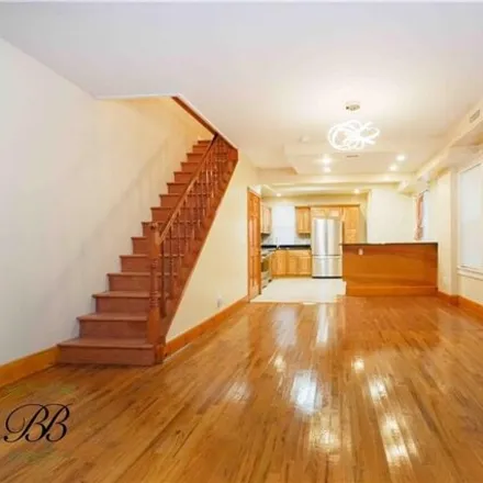 Image 9 - 394 Linden Boulevard, New York, NY 11203, USA - House for sale