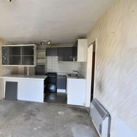 Image 3 - Thicket Road, London, SM1 4QY, United Kingdom - Apartment for sale