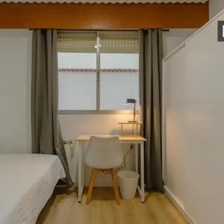 Rent this 6 bed room on Avinguda de Burjassot in 103, 46015 Valencia