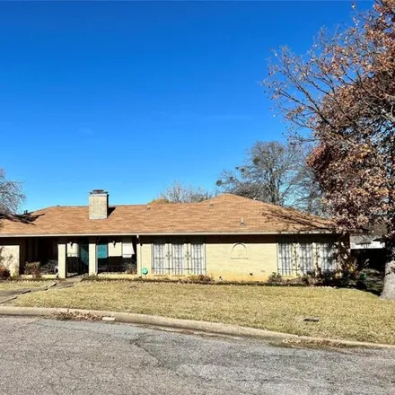 Buy this 4 bed house on 2898 Briarwood Place in Durant, OK 74701