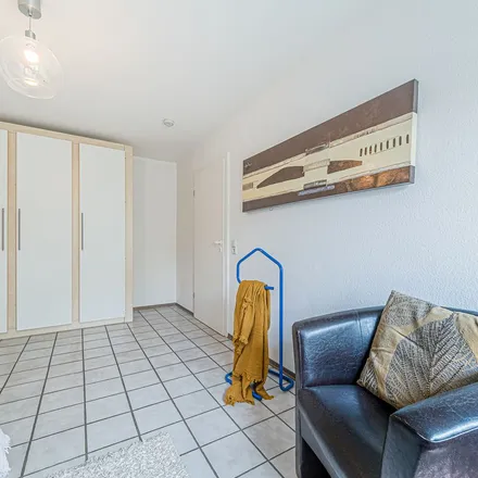 Rent this 3 bed apartment on Bruchfeldstraße 114 in 60528 Frankfurt, Germany
