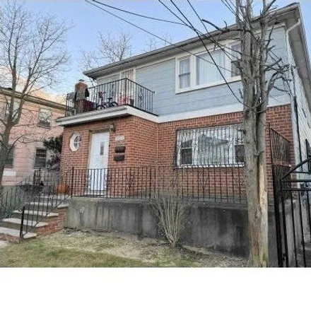 Image 3 - 30-11 Bessemund Avenue, New York, NY 11691, USA - House for sale