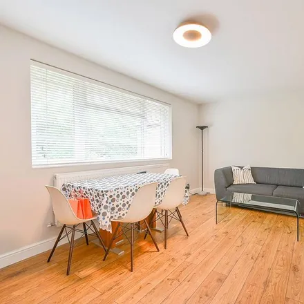 Rent this 3 bed apartment on Sandgate House in Queen's Walk, London