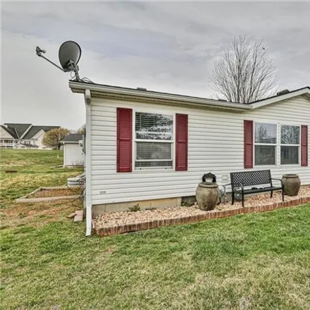 Image 2 - 931 Northeast White Oaks Lane, Oak Grove, MO 64075, USA - House for sale