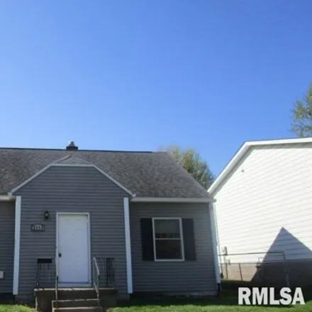 Buy this 2 bed house on 2127 Grove Street in Davenport, IA 52804