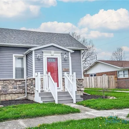 Buy this 2 bed house on 645 Maple Street in Fostoria, OH 44830