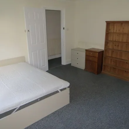 Rent this 5 bed apartment on 106 Magdalen Road in Exeter, EX2 4TX
