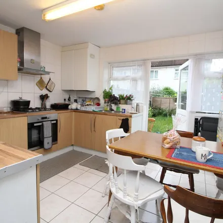 Rent this 4 bed townhouse on Croombs Road in Custom House, London