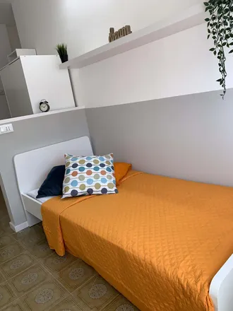 Rent this 5 bed room on CheBanca! in Via Fratelli Perini, 177