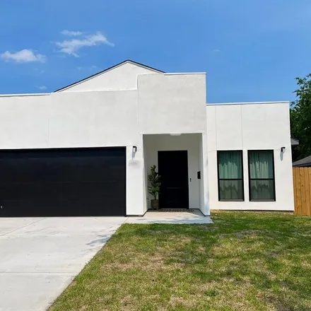 Rent this 3 bed house on 3830 Vineyard Drive in Dallas, TX 75212