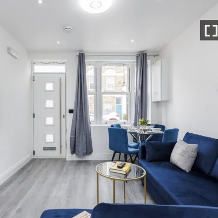 Rent this 2 bed apartment on 6 North Cross Road in London, SE22 9EU