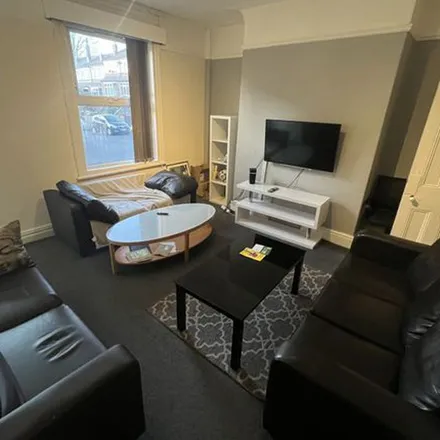 Rent this 6 bed townhouse on FixIT Leeds in 1a Chapel Lane, Leeds