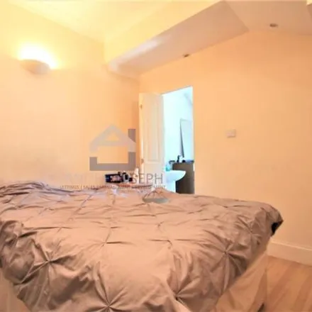 Image 6 - Montana Road, Londres, London, Sw17 8sn - Apartment for rent