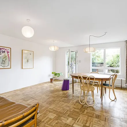 Rent this 4 bed apartment on Mintern Street in London, N1 5EP