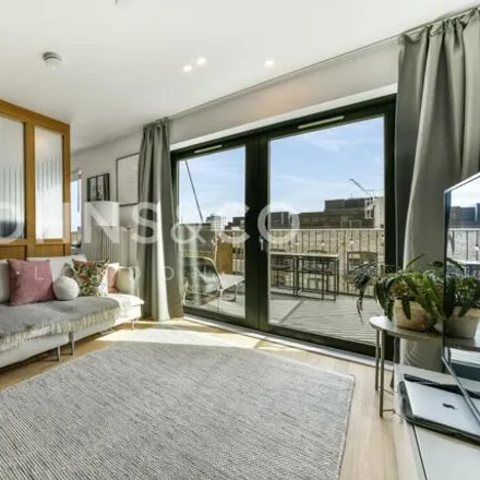 Rent this studio loft on The Magpie and Crown in 128 Brentford High Street, London