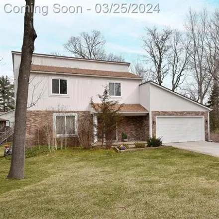 Image 2 - 1627 Spruce Drive, Commerce Charter Township, MI 48390, USA - House for sale