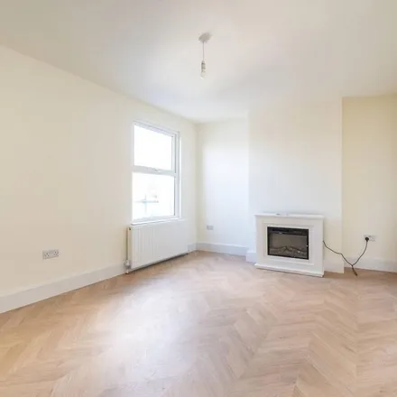 Rent this 4 bed apartment on 259 Barking Road in London, E13 8EQ