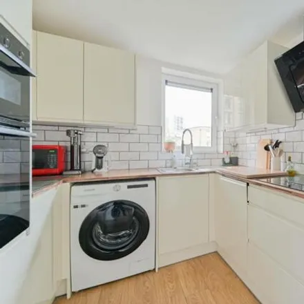Image 3 - Stretton Mansions, Glaisher Street, London, SE8 3JW, United Kingdom - Apartment for sale