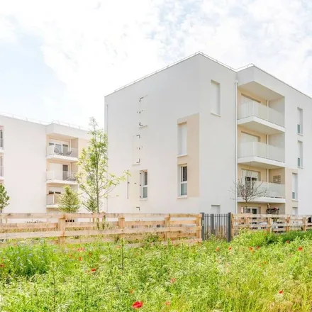 Rent this 3 bed apartment on 6 Rue Madeleine Perrinot in 91070 Bondoufle, France