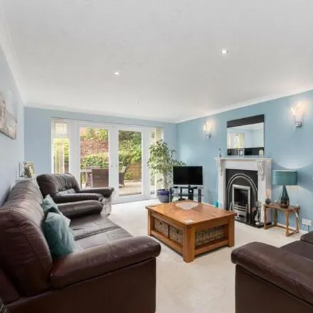 Image 2 - 4 Hillary Close, East Grinstead, RH19 3XQ, United Kingdom - House for sale