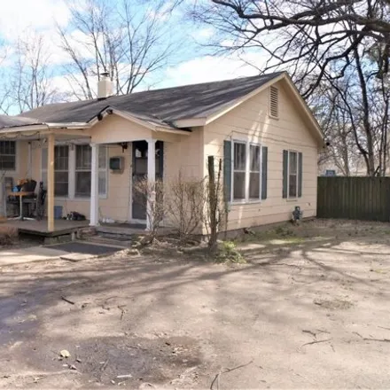 Buy this 3 bed house on 300 South Jackson Street in Kennett, MO 63857
