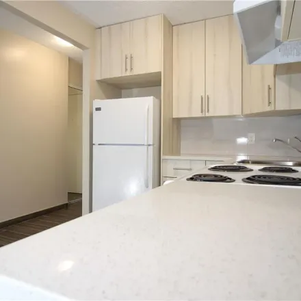 Image 6 - The Continental - East Tower, 920 9 Avenue SW, Calgary, AB T2P 1L8, Canada - Apartment for rent