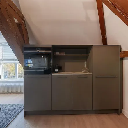 Rent this 3 bed apartment on Orde van Vrijmetselaren onder het Grootoosten der Nederlanden in Prinsessegracht 27, 2514 AP The Hague