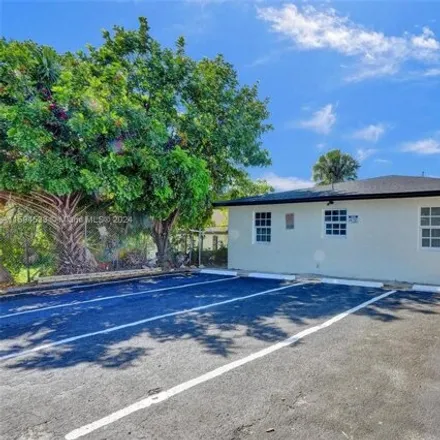 Buy this studio house on 850 13th Street in West Palm Beach, FL 33401
