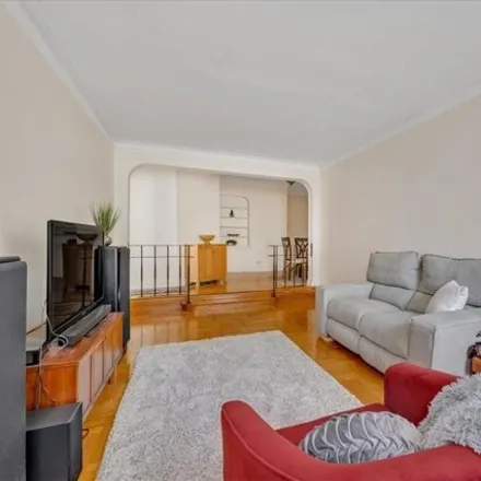 Image 4 - 601 Pelham Parkway North, New York, NY 10467, USA - Apartment for sale