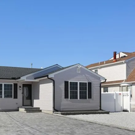 Buy this 3 bed house on 7 Blue Heron Drive in Toms River, NJ 08753