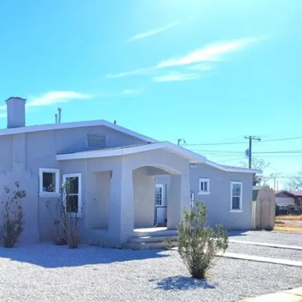 Buy this studio house on 5866 Auburn Avenue in El Paso, TX 79905