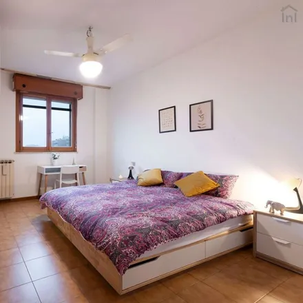 Rent this 3 bed room on Via dei Missaglia
