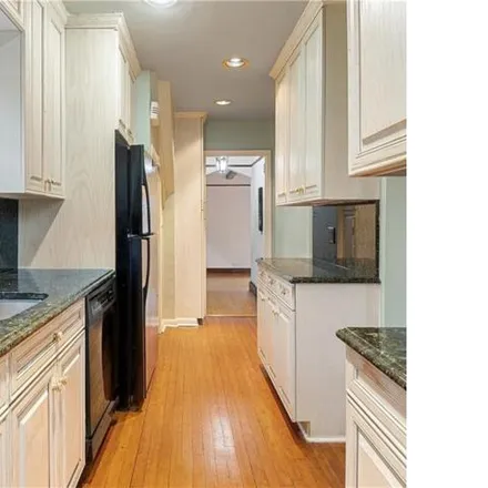 Image 4 - 2214 Morgan Avenue, New York, NY 10469, USA - House for sale