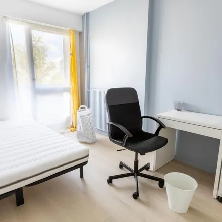 Rent this 4 bed apartment on 1 Rue de la Justice Orange in 95000 Cergy, France